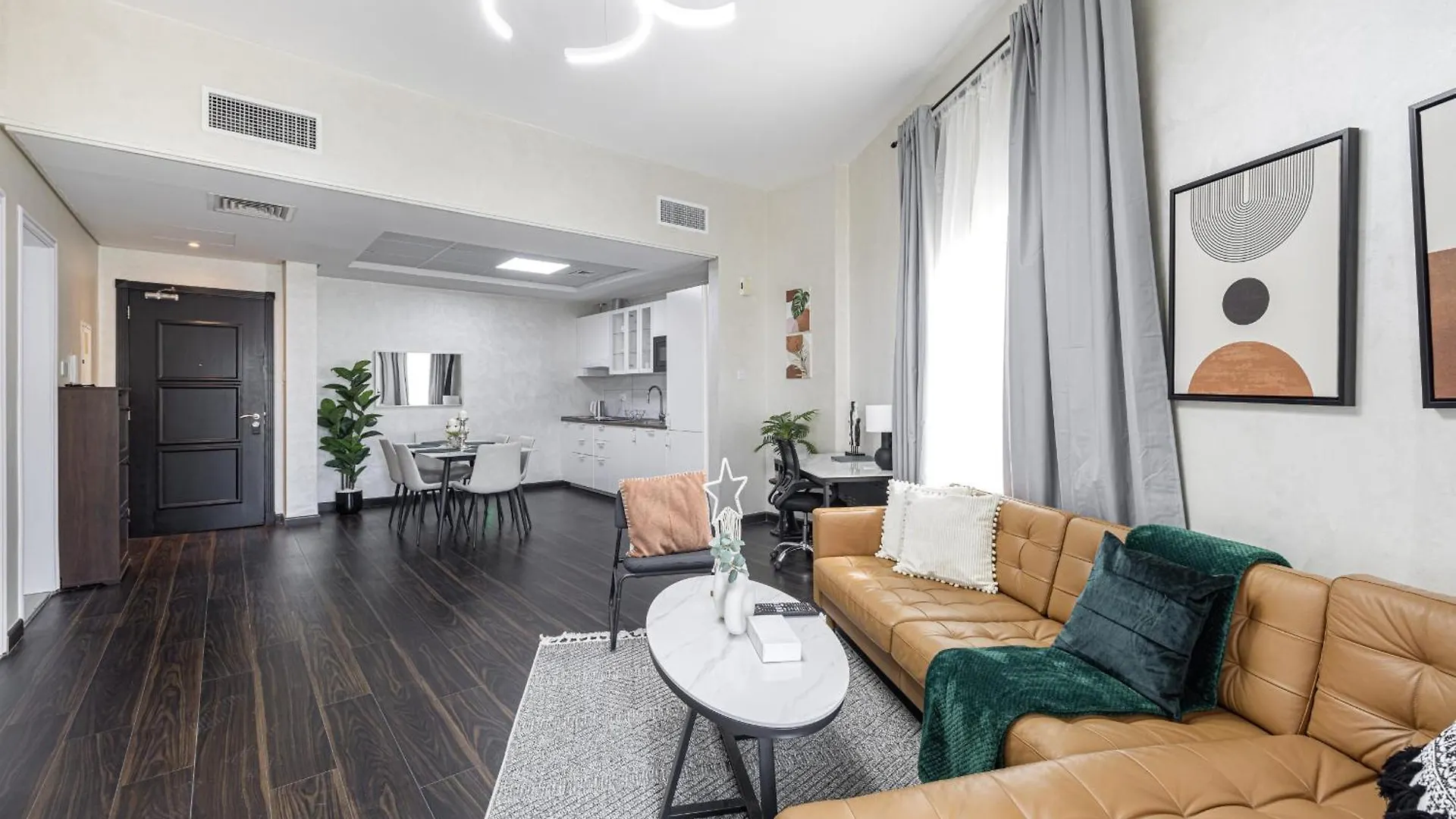 Cozy And Spacious Apartment- 5Min Walk To Metro Dubai Apartment